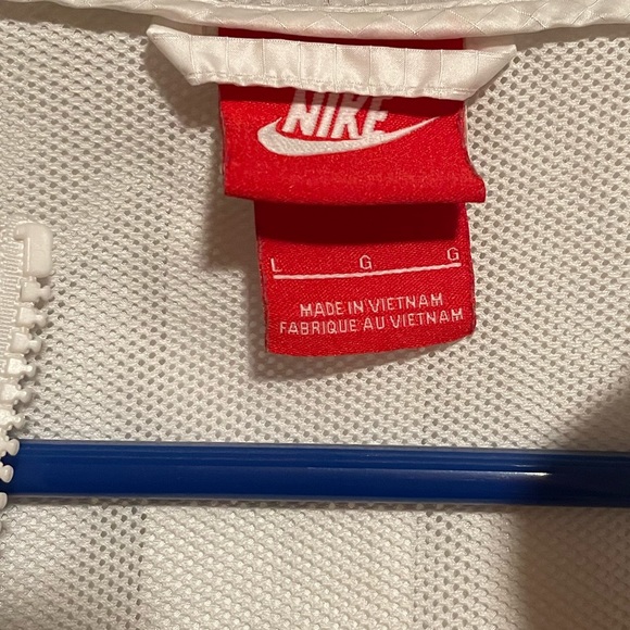 SOLD Woman’s Nike vintage style raincoat/windbreaker jacket size Large - Picture 3 of 8